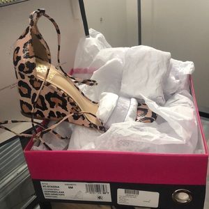 BNWT Vince Camuto leopard print wedges